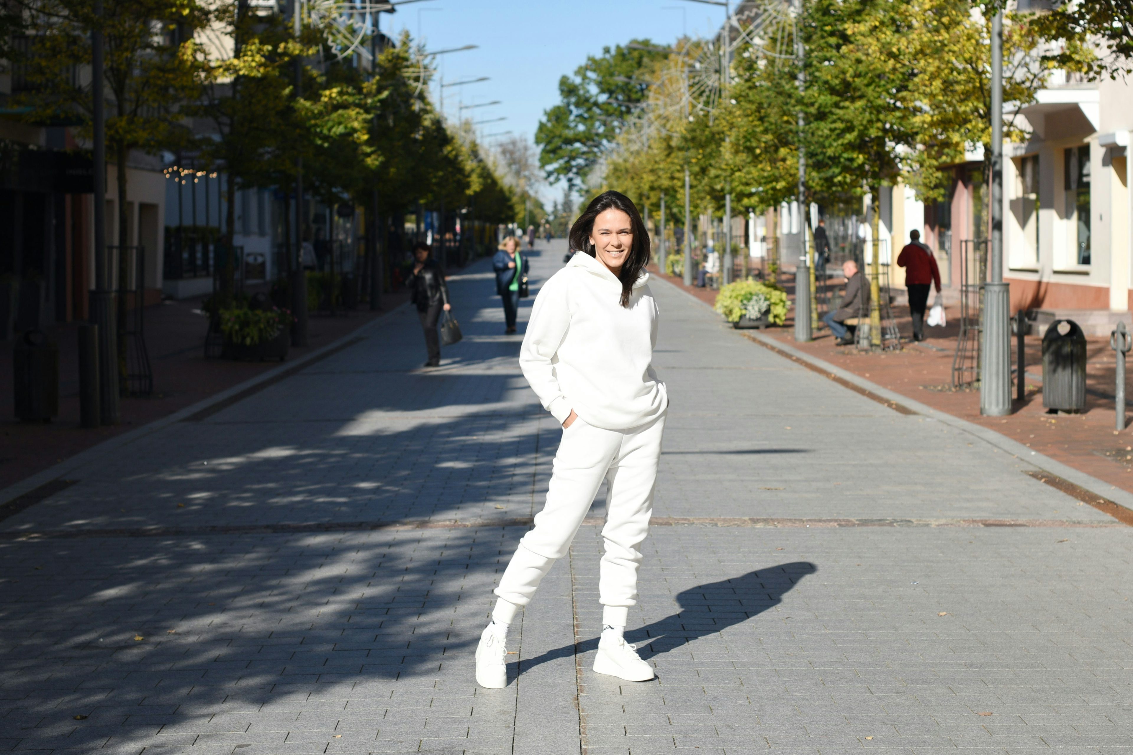 Baltas stilingas sportinio tipo laisvalaikio kostiumas moterims Šiaulių bulvare