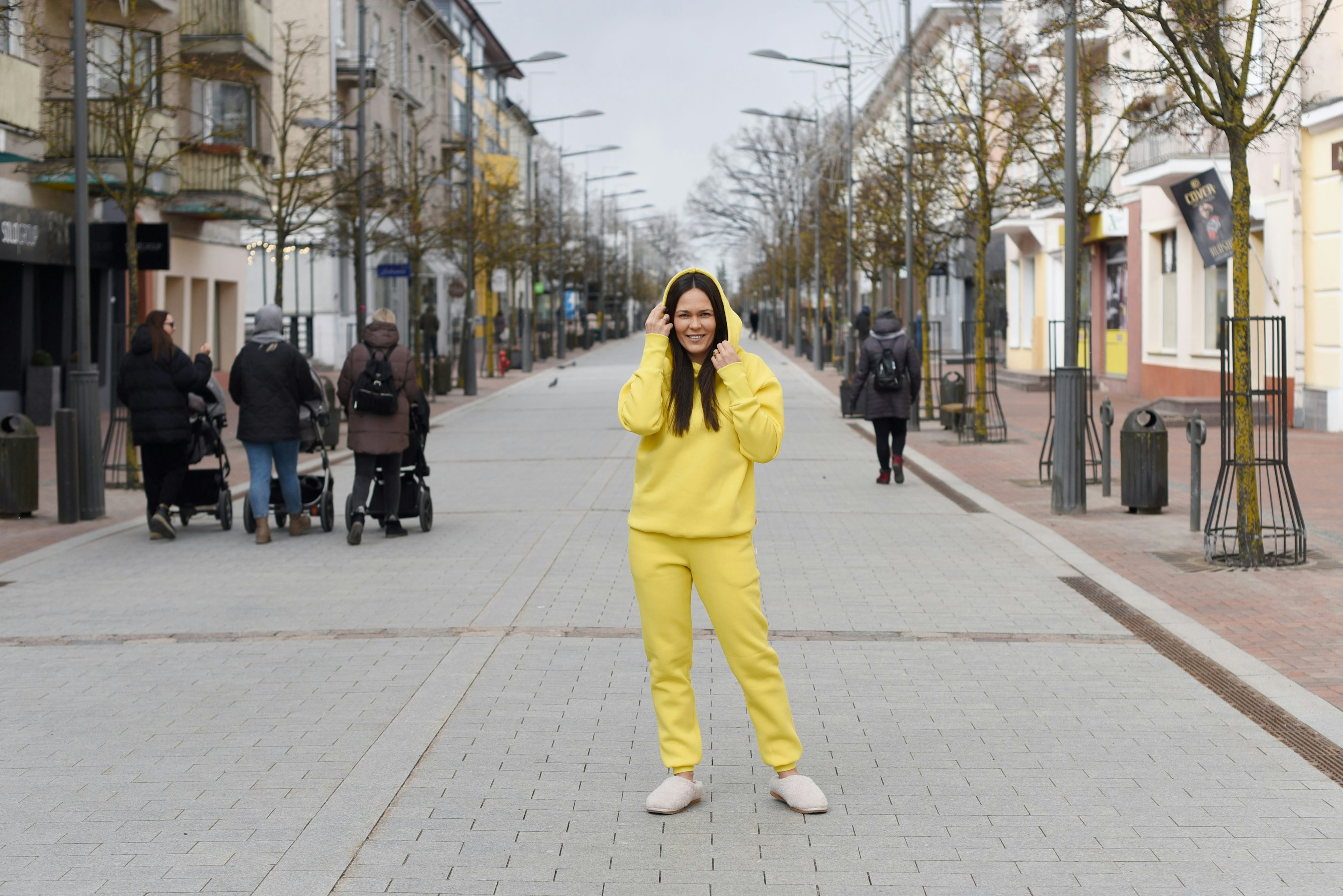 Geltonas laisvalaikio kostiumas motetims Šiaulių mieste